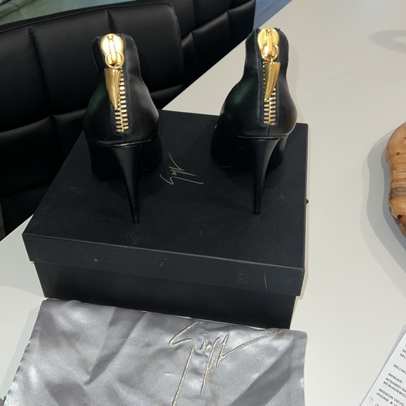 Giuseppe Zanotti
Horn Zip-Back Pump, Black - Picture 4 of 9